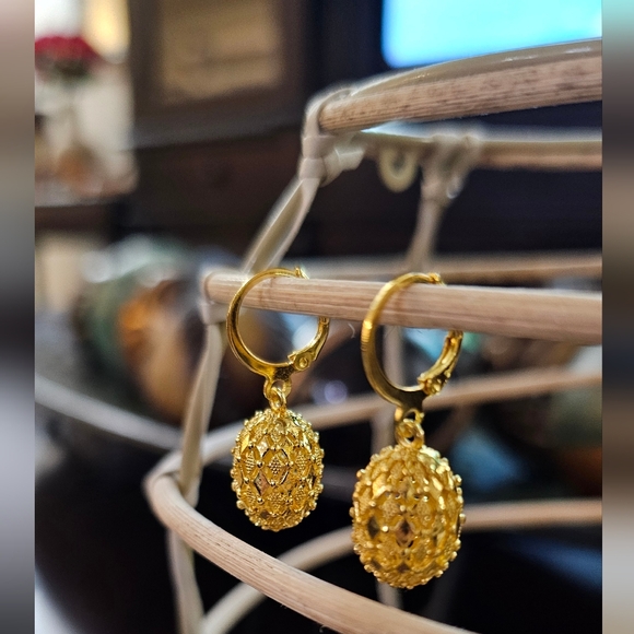 Intricate Filigree Dangle Goldtone Earrings NWOT - Picture 3 of 7